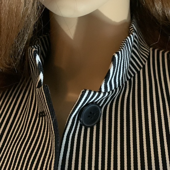 Striking bold black white stripe blazer - Picture 5 of 9